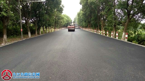 威庐线大中修完成沥青层铺筑图1.jpg