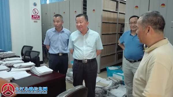 8月24日,市局局长赵优生、纪委书记朱金宁、副局长周玉利来到九楼档案室视察指导.jpg