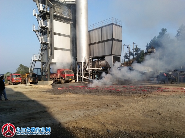 永修公路分局新购2000型沥青拌和站完成安装调试投入生产4.jpg