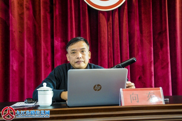 向东同志作宣讲报告.jpg